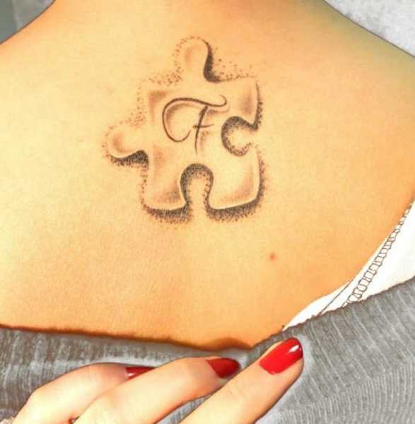 Tatuagem na espinha dorsal de uma menina de quebra - cabeça