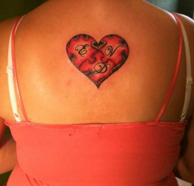 Tatuagem na espinha meninas quebra - cabeças com as letras em forma de coração