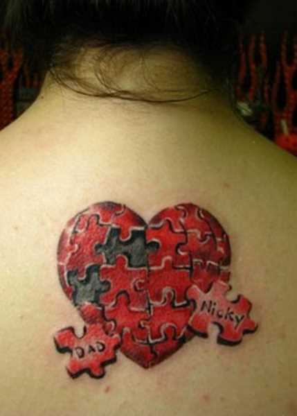 Tatuagem na espinha meninas quebra - cabeças em forma de coração
