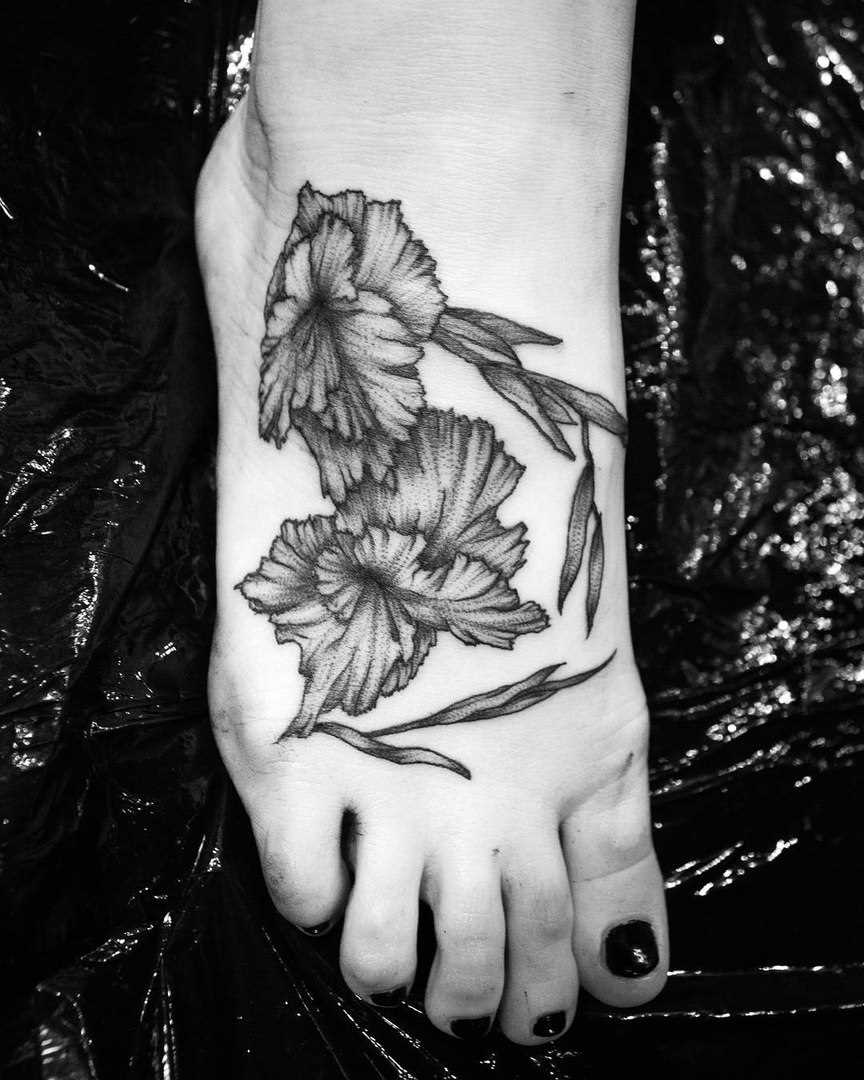 Tatuagem na feminina, de pé - flores