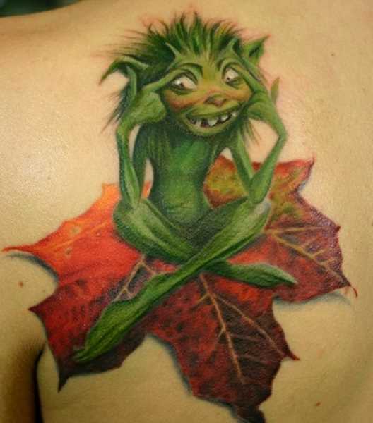 Tatuagem na lâmina de um cara em forma de folha verde e o homem