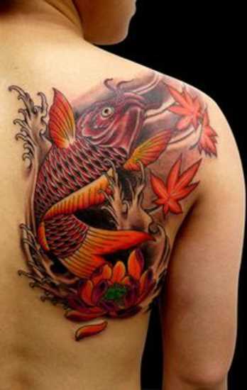 Tatuagem na lâmina de um cara em forma de folhas e peixes