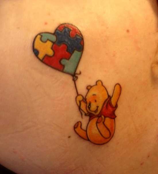 Tatuagem na lâmina de uma menina de quebra - cabeça em forma de coração