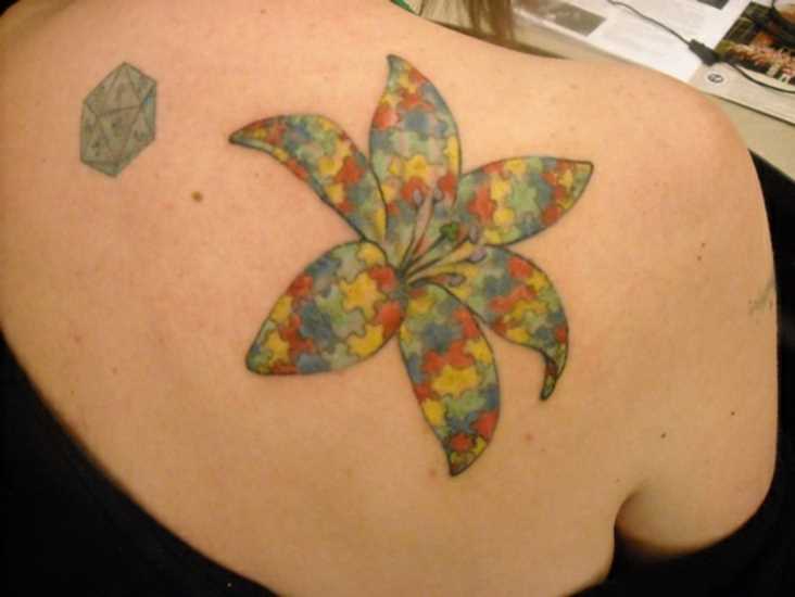 Tatuagem na lâmina de uma menina de quebra - cabeça em forma de lírio