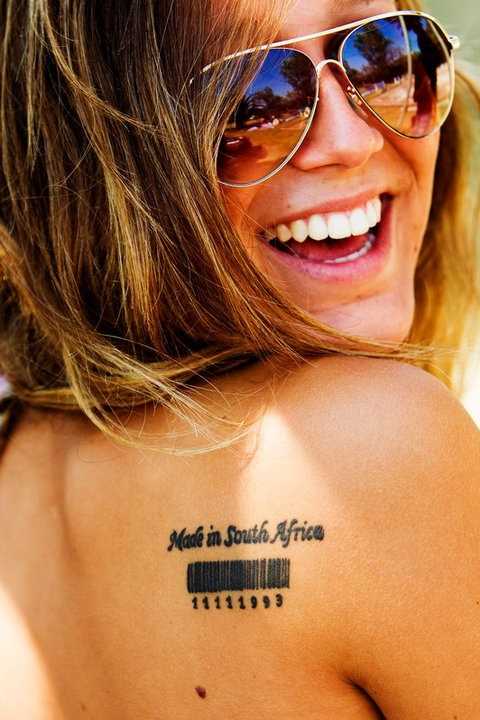 Tatuagem na lâmina de uma menina - o código de barras e inscrição