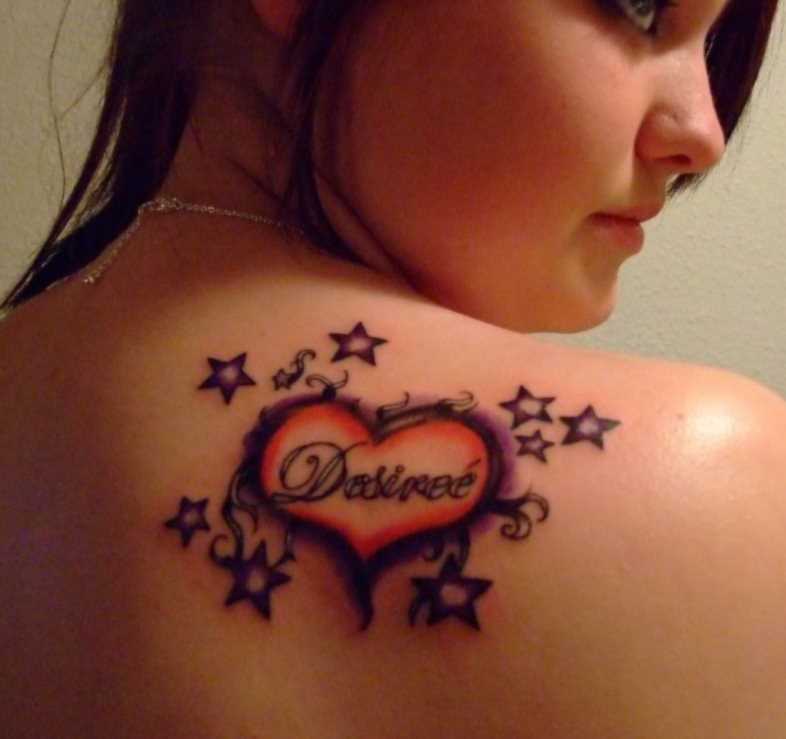 Tatuagem na lâmina de uma menina - o coração, a inscrição e as estrelas