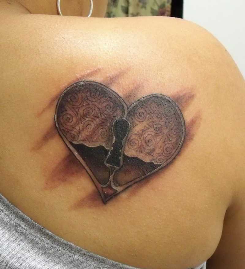 Tatuagem na lâmina de uma menina - o coração com o lite speed ® furo