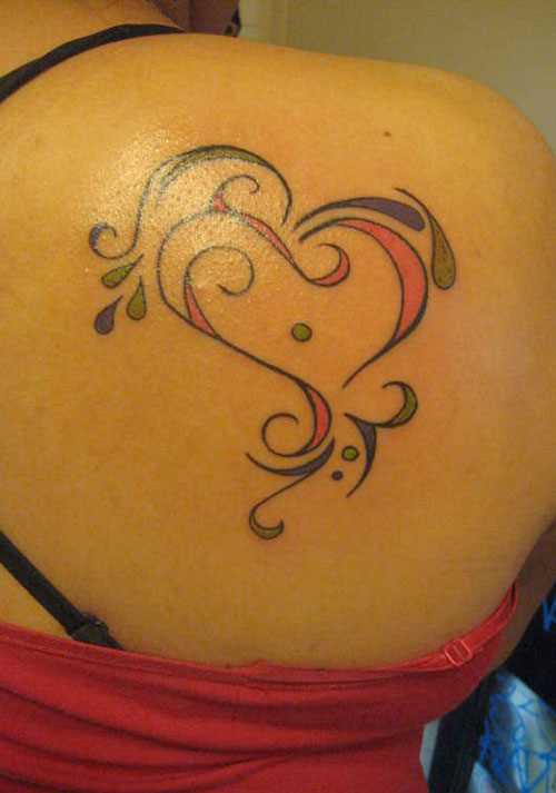 Tatuagem na lâmina de uma menina - o coração do padrão