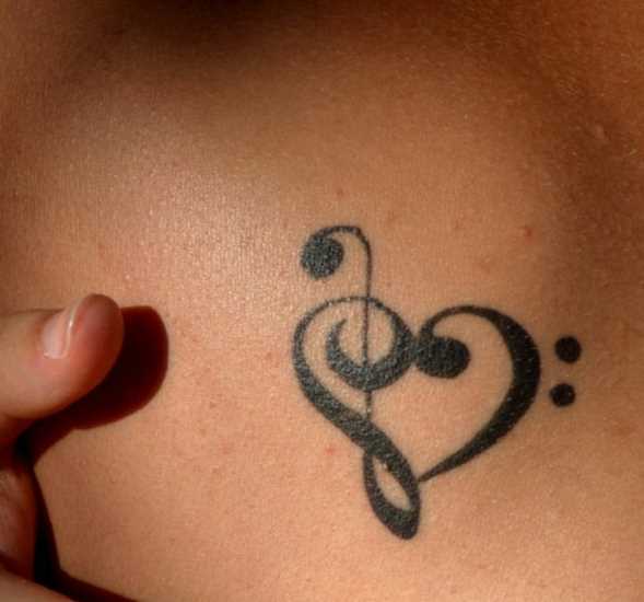 Tatuagem na lâmina de uma menina - o coração e a clave de sol