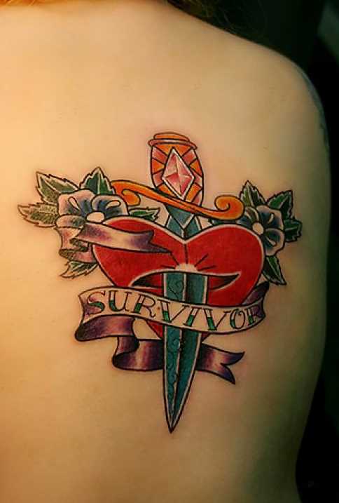 Tatuagem na lâmina de uma menina - o coração, o punhal e a inscrição