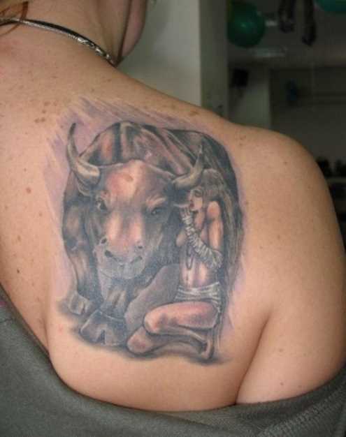 Tatuagem na lâmina de uma menina - o touro e a menina