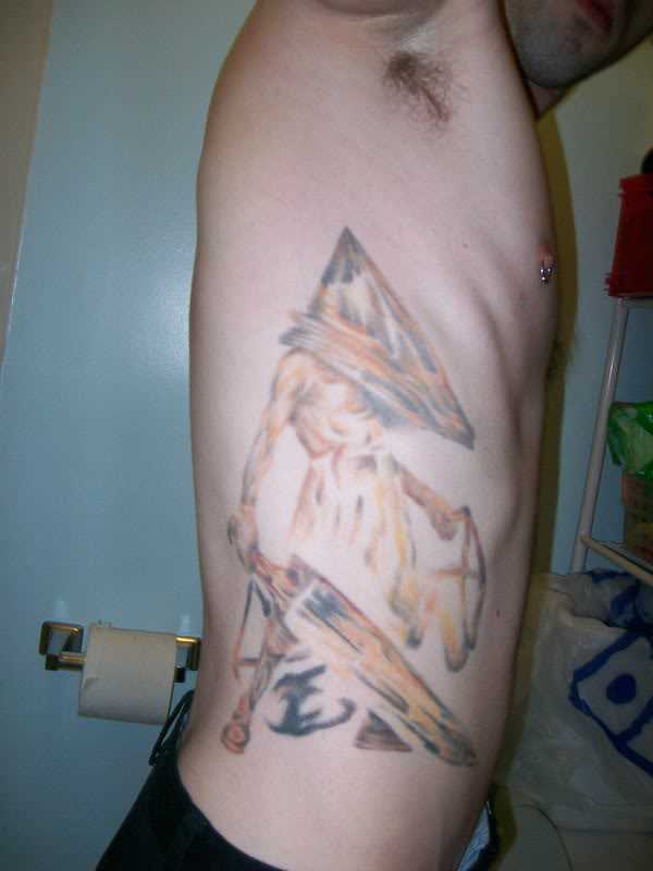 Tatuagem na lateral da cara - a pirâmide em forma da cabeça de uma pessoa