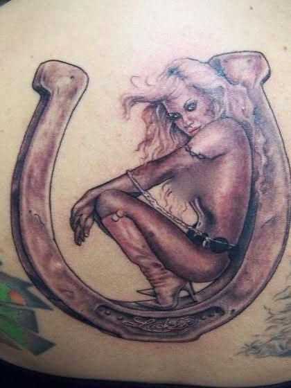 Tatuagem na lateral da cara - de- ferradura e uma menina