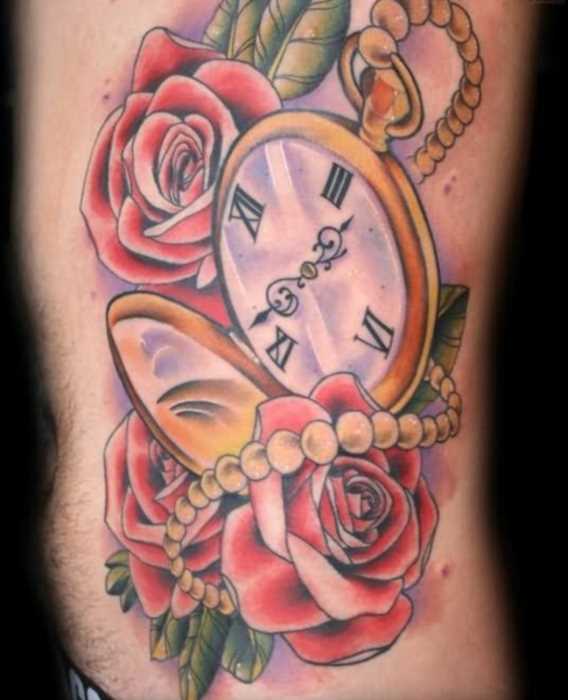 Tatuagem na lateral da cara - de relógios de bolso e rosas