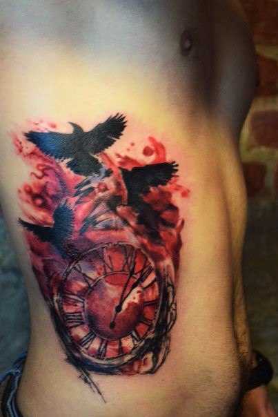 Tatuagem na lateral da cara - relógio e os corvos