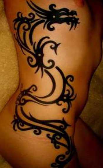 Tatuagem na lateral da garota - dragão