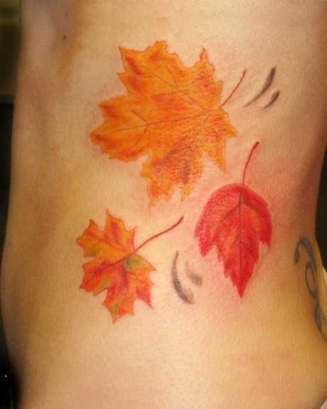 Tatuagem na lateral de um cara em forma de folhas