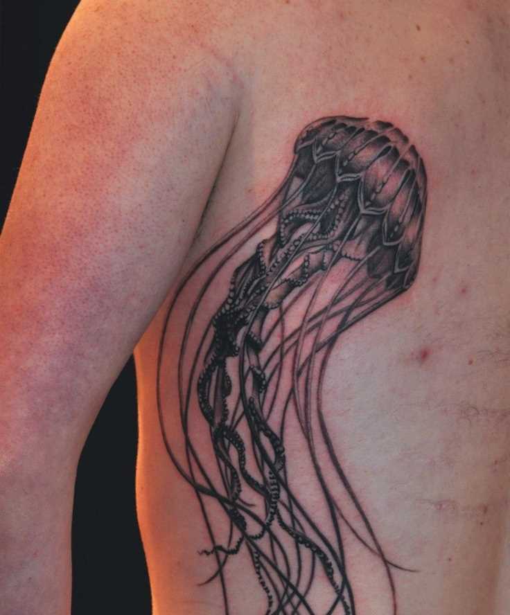 Tatuagem na lateral do homem - água-viva
