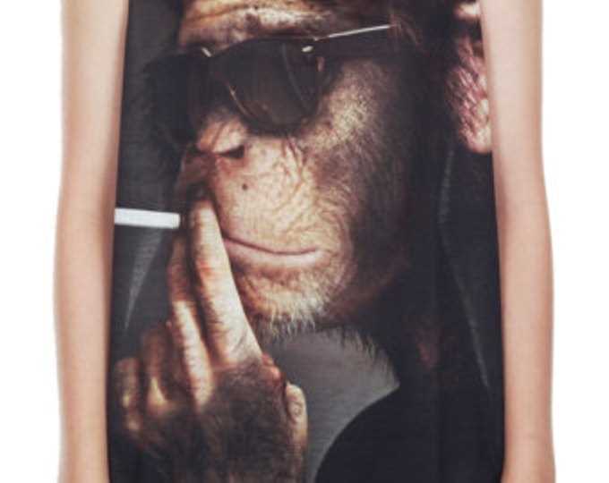 Tatuagem na lateral do homem - macaco com um cigarro