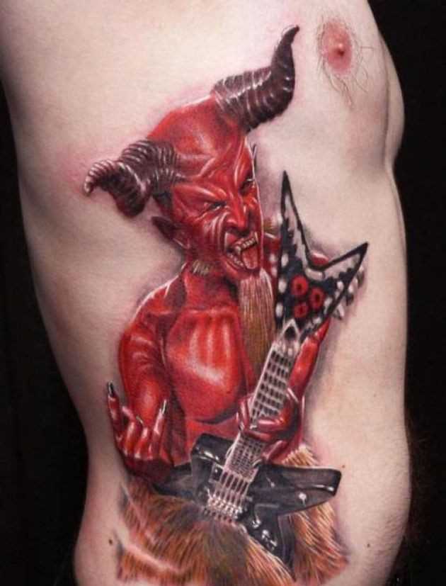 Tatuagem na lateral do homem - o diabo com a guitarra