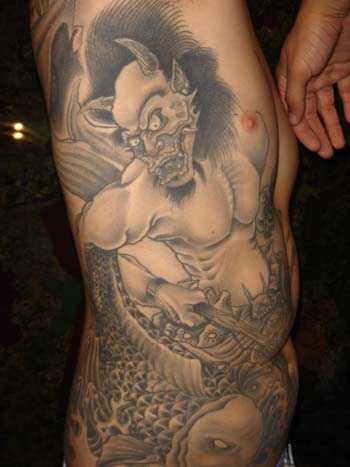 Tatuagem na lateral do homem - o diabo