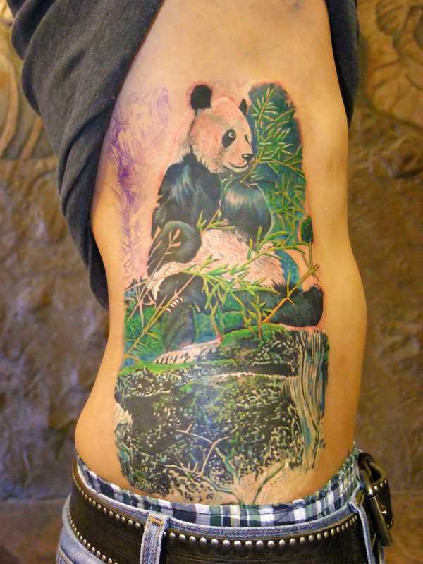 Tatuagem na lateral do homem - panda
