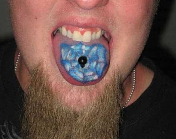 Tatuagem na língua de um cara em uma teia de