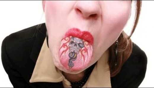 Tatuagem na língua de uma menina de crânio