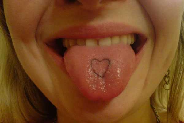 Tatuagem na língua de uma menina - o coração de