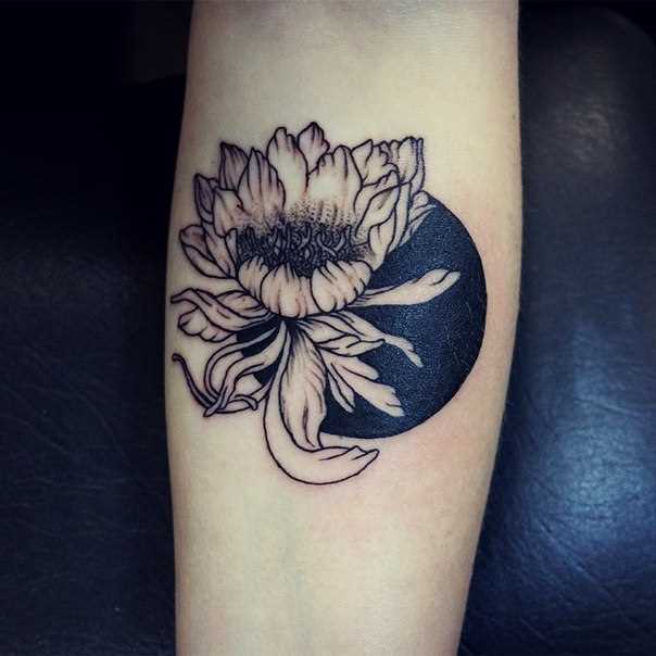 Tatuagem na mão fêmea - flor e a lua