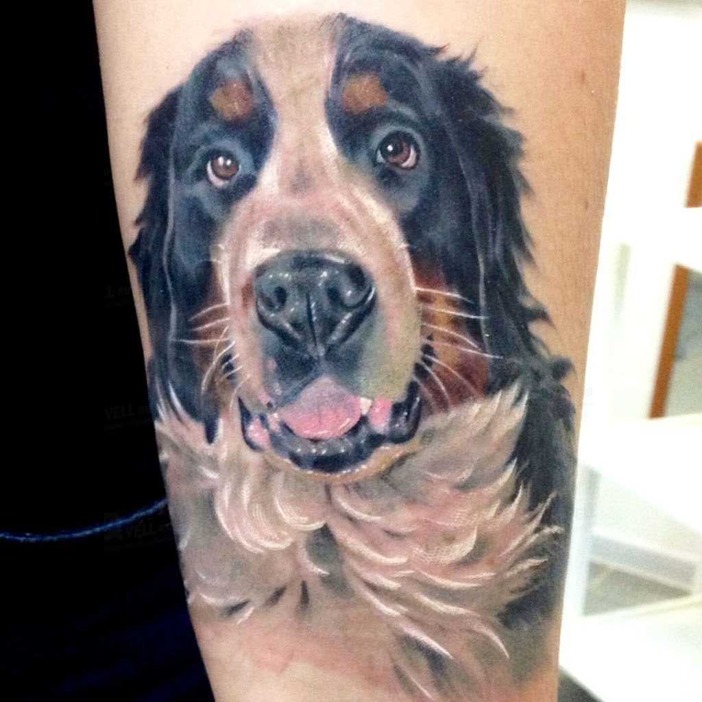 Tatuagem na mão fêmea - o cão