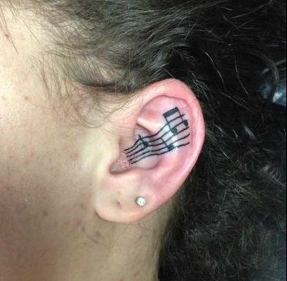 Tatuagem na orelha da menina - notas