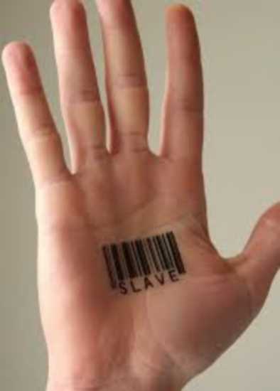 Tatuagem na palma da mão da menina - código de barras