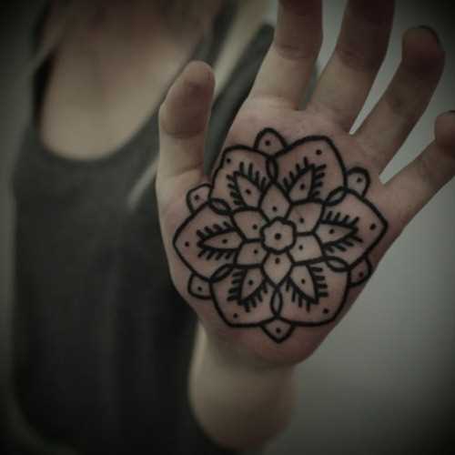 Tatuagem na palma da mão da menina - mandala