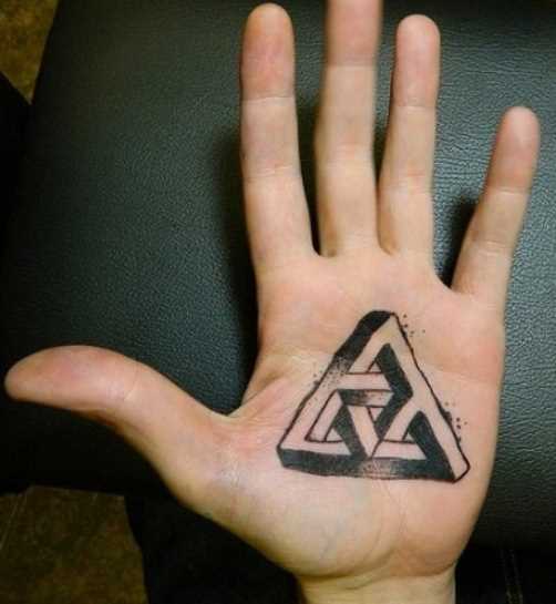 Tatuagem na palma da mão da menina - triângulo