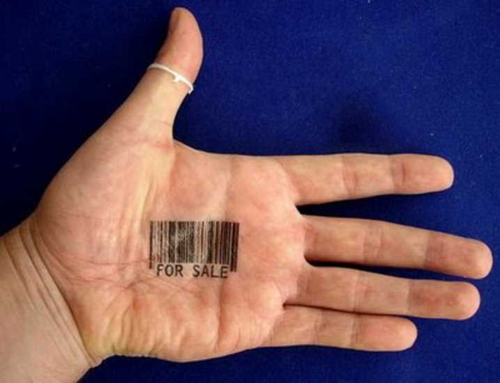 Tatuagem na palma da mão de um cara - código de barras