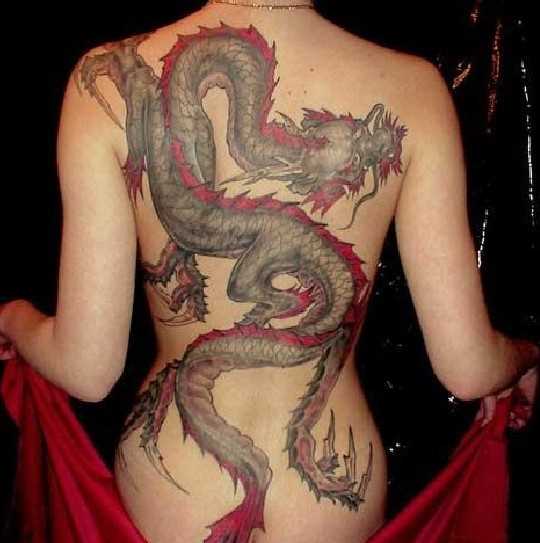 Tatuagem na parte de trás, a menina com a imagem de um dragão