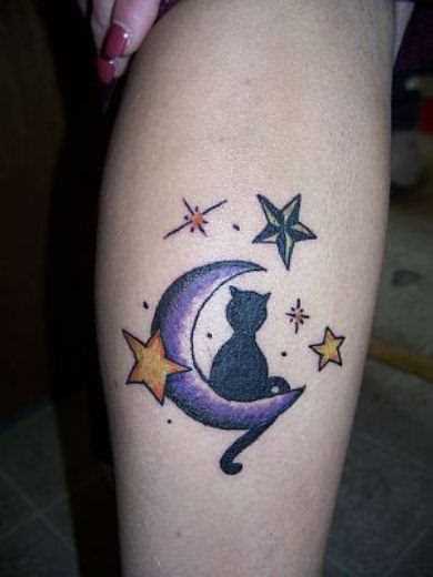 Tatuagem na perna da menina - a lua, as estrelas e o gato preto