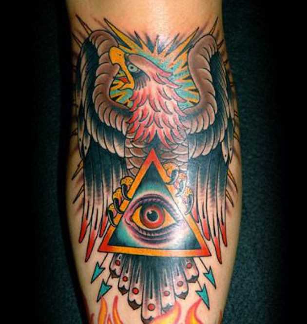 Tatuagem na perna da menina - a pirâmide com o olho nas garras da águia