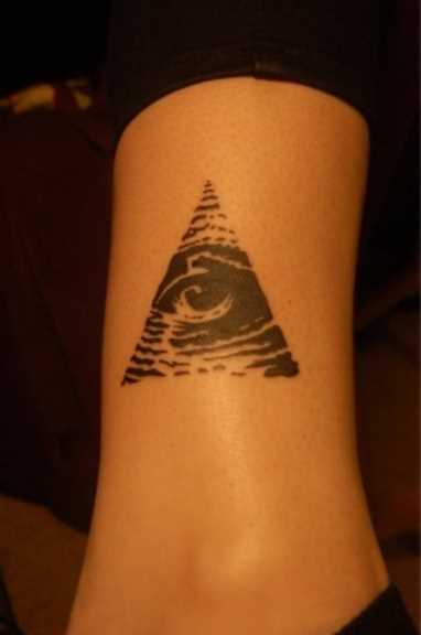 Tatuagem na perna da menina - a pirâmide com o olho