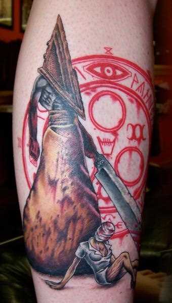 Tatuagem na perna da menina - a pirâmide em forma de uma cabeça de homem com um punhal