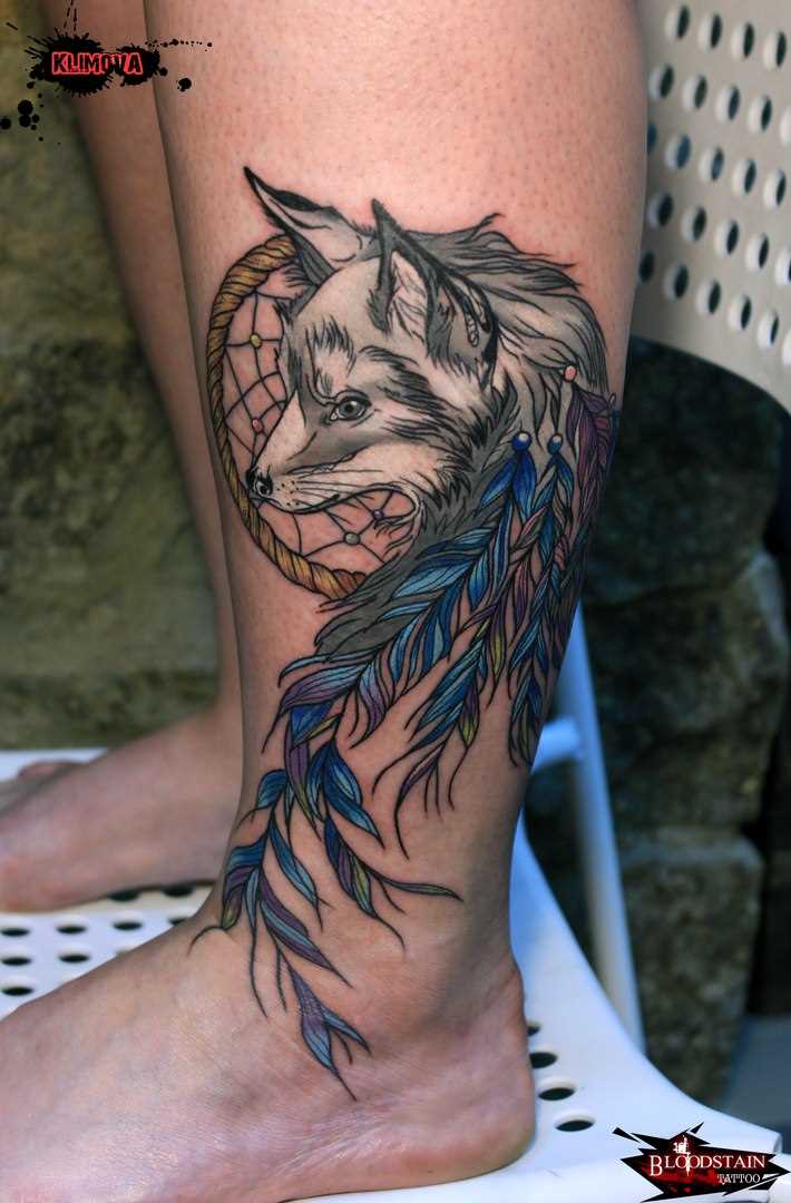 Tatuagem na perna da menina - a raposa e o apanhador de sonhos