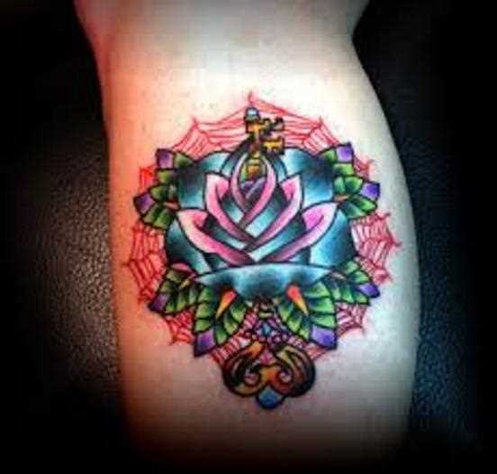Tatuagem na perna da menina - a web e rosa
