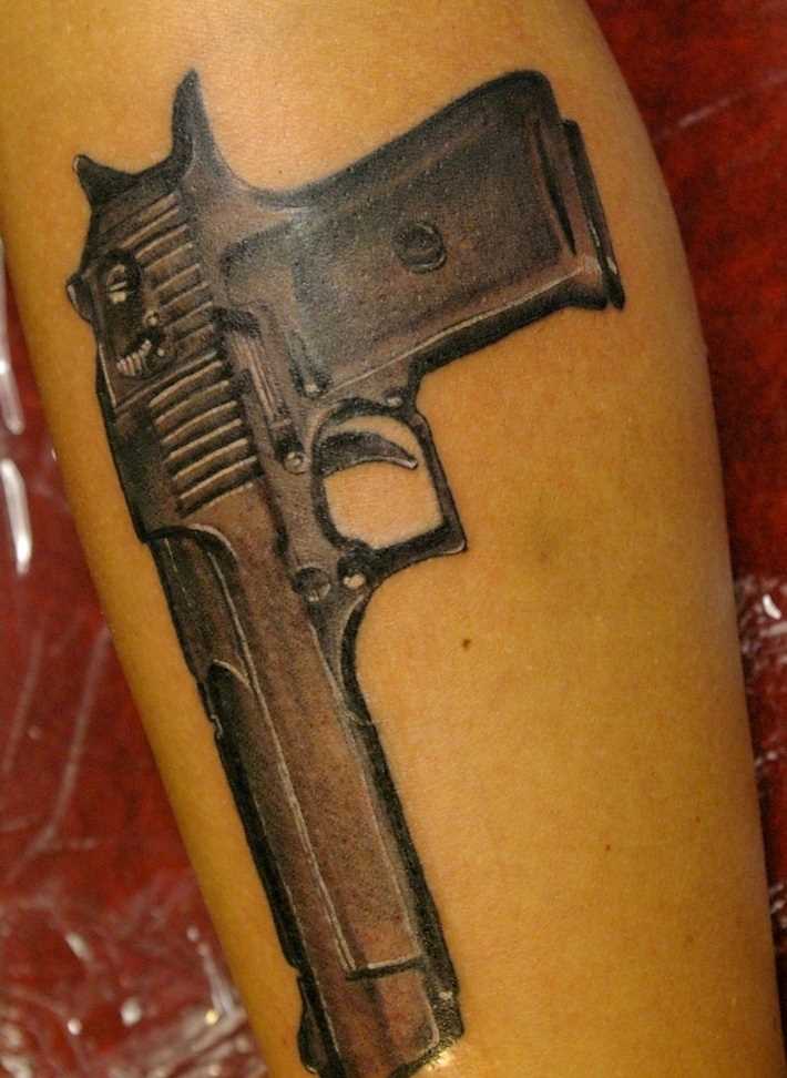 Tatuagem na perna da menina - arma
