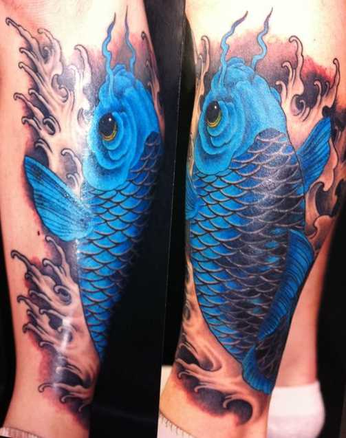 Tatuagem na perna da menina - azul carpa