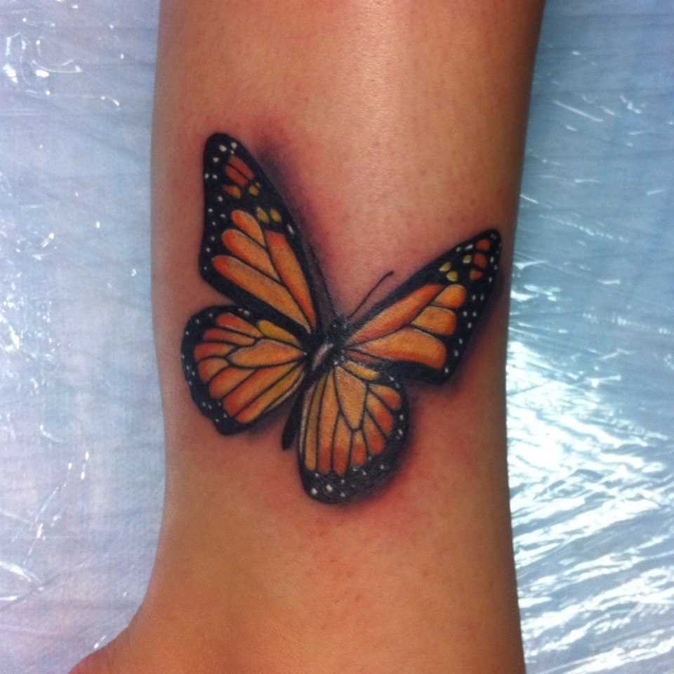 Tatuagem na perna da menina - borboleta
