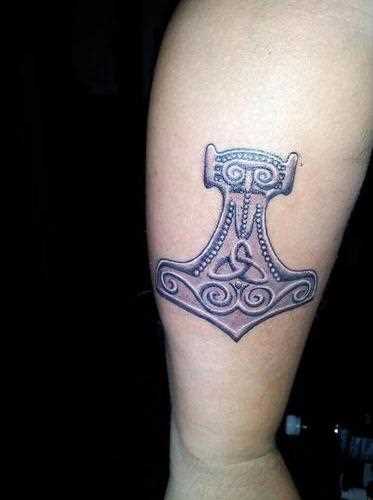 Tatuagem na perna da menina - celta martelo