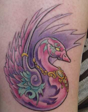 Tatuagem na perna da menina - cisne