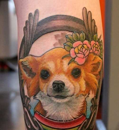 Tatuagem na perna da menina como um cão com tsvetochkom