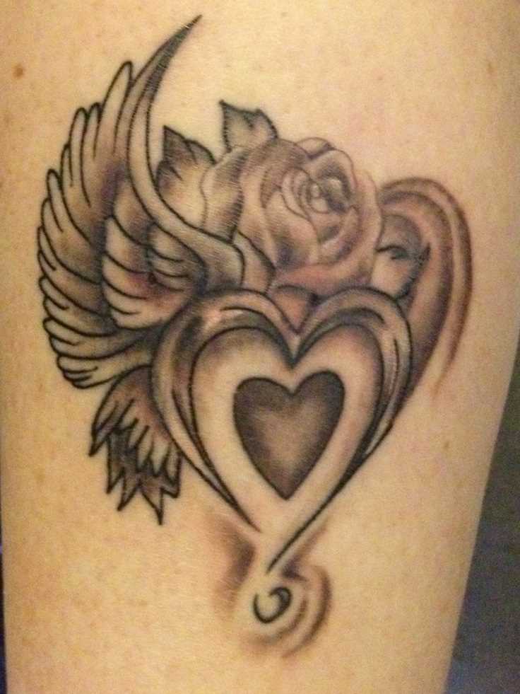 Tatuagem na perna da menina, coração, asas e rosa